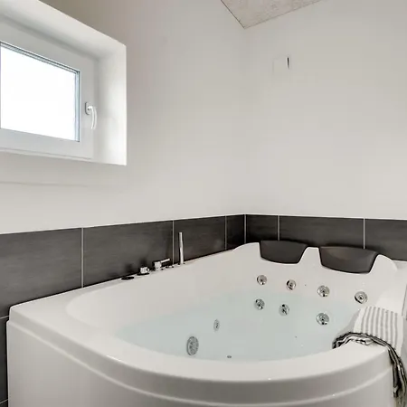 Synthia - 300m From The Sea By Interhome *